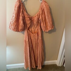 SOVERE Mercy Reversible Cut Out Midi Dress in light orange  Size L